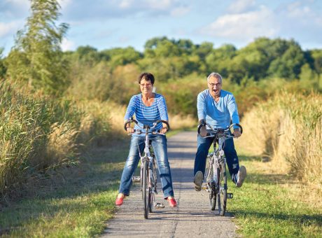zwei Senioren haben Spaß beim Radfahren in der Natur
