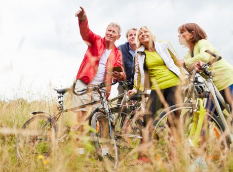 Senioren nutzen auf Radtour eine Smartphone App mit GPS zur Navigation