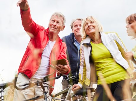 Senioren nutzen auf Radtour eine Smartphone App mit GPS zur Navigation